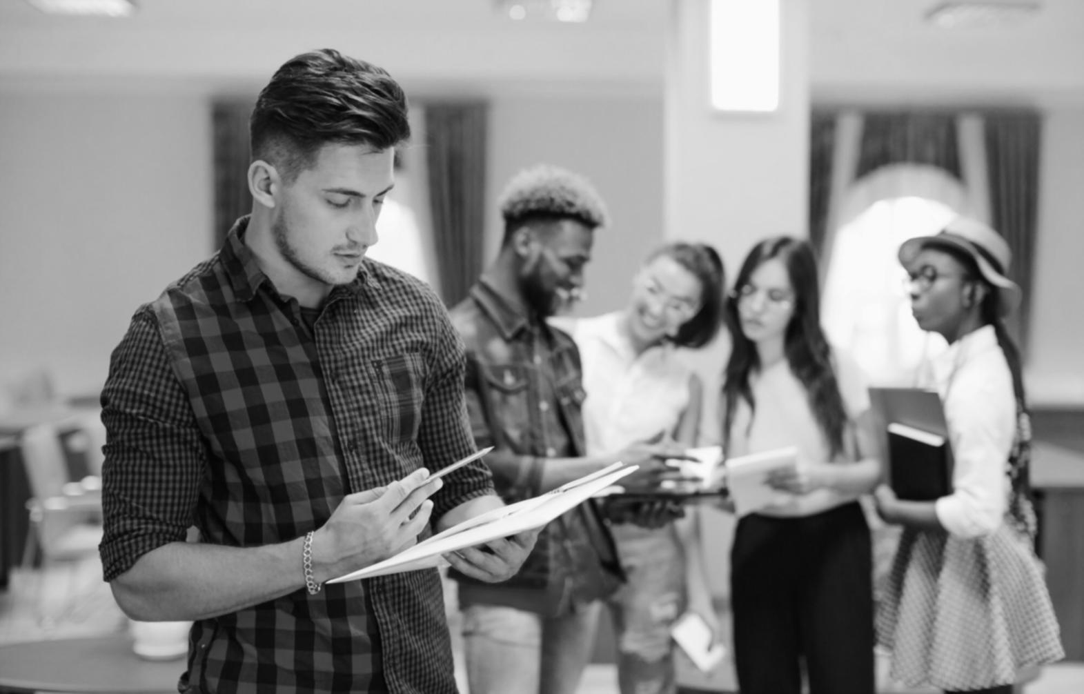 Espacio de trabajo con análisis de datos financieros