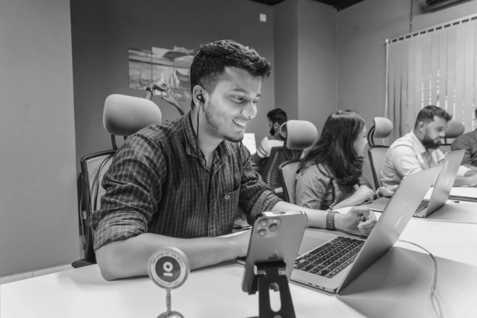 Análisis financiero en pantalla mostrando gráficos de capital de trabajo